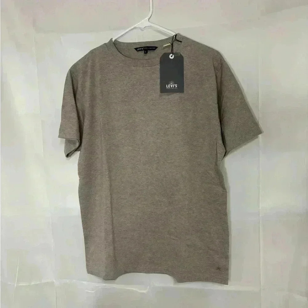 New with tags, men’s size small Levi’s shirt, #b552